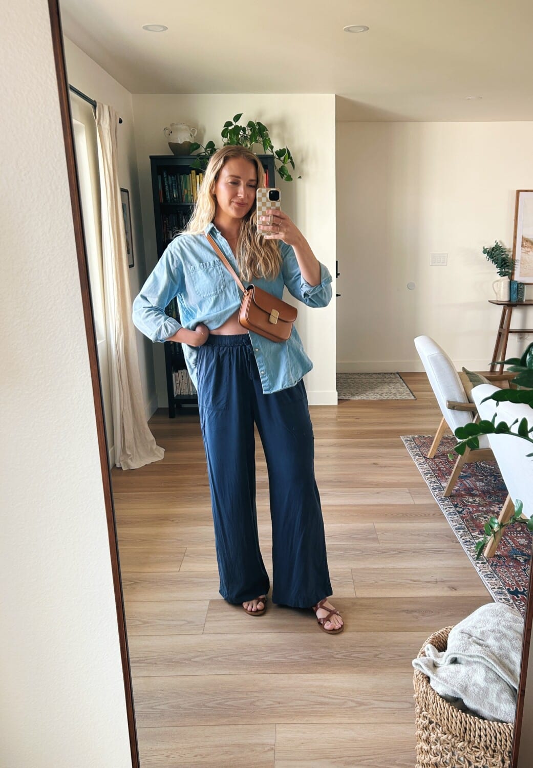 Ruth Nuss wearing the Sézane Milo Bag in Smooth Honey